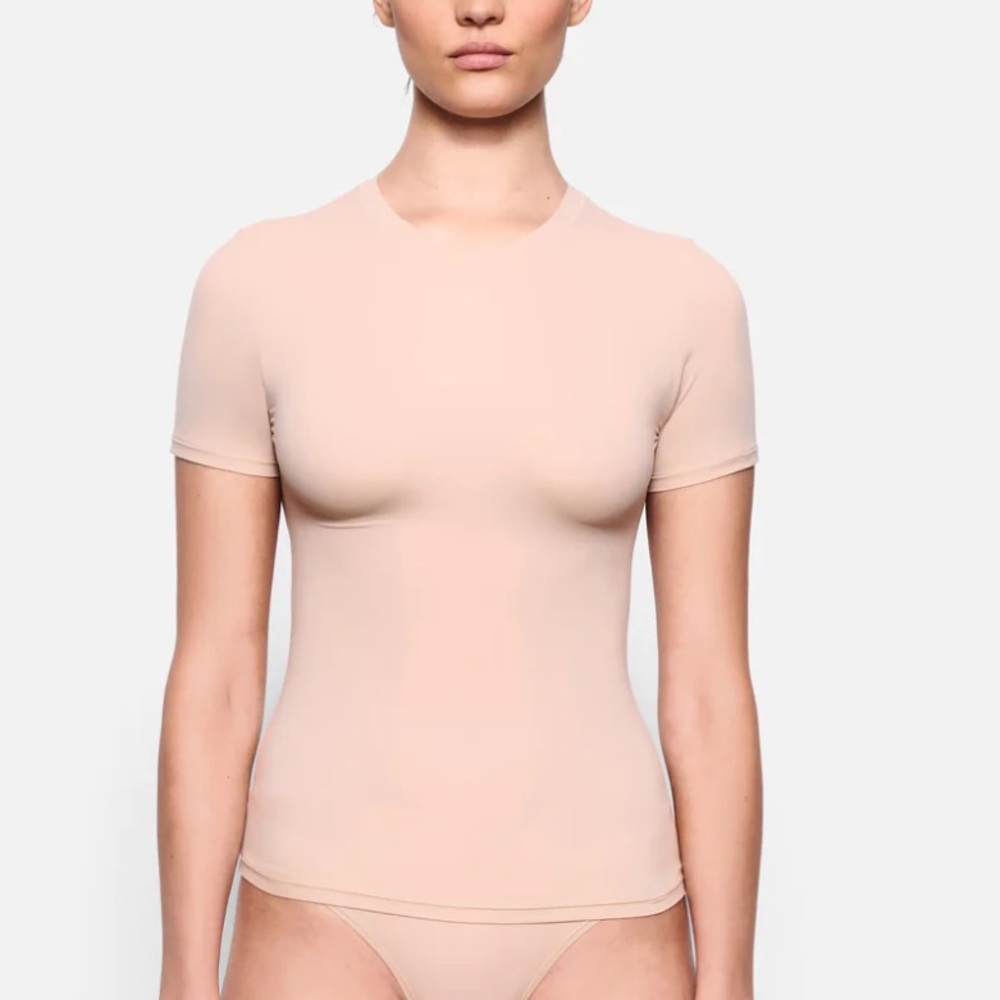 “FITS EVERYBODY” T-SHIRT